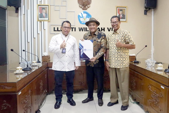 RESMI: Pembina Yayasan Safin Bina Bangsa, Saiful Arifin menerima SK peresmian pendirian Universitas Safin Pati dari LLDIKTI Wilayah VI Jawa Tengah di Semarang. (ISTIMEWA FOR RADAR KUDUS)