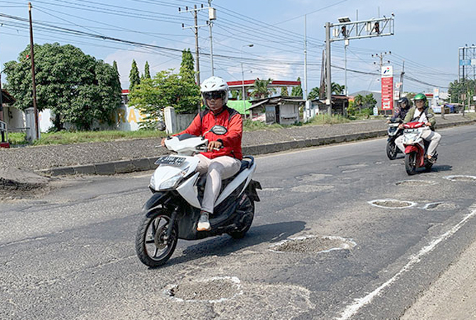 Jalan berlubang di jalur Pantura Kendal sebelum dilakukan penambalan. Pemkab Kendal telah melayangkan tiga surat untuk Kementerian PUPR terkait kerusakan jalan nasional. (DEVI KHOFIFATUR RIZQI/ JAWA POS RADAR SEMARANG)