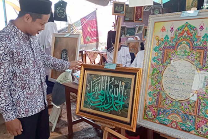 KREATIF: Ustadz Pesantren Zhilalur Quran Ali Mursyid memperlihatkan karya santri pesantren itu. (ISTIMEWA FOR RADAR KUDUS)