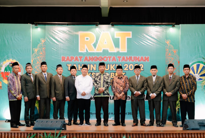 SINERGI: Ahmad Zabadi, Deputi Bidang Perkoperasian Kementerian  Koperasi dan UKM RI bersama Bupati Abdul Hafidz serta jajaran direksi baru BMT Bina Ummat Sejahtera berfoto bersama usai pelantikan pada Sabtu (11/3). (BMT BINA UMMAT FOR RADAR KUDUS)