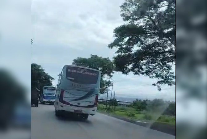 UGAL-UGALAN: Dua bus Wiji Lestari diduga sempat balapan sebelum salah satunya tabrakan dengan truk. (SCREENSHOOT VIDEO)