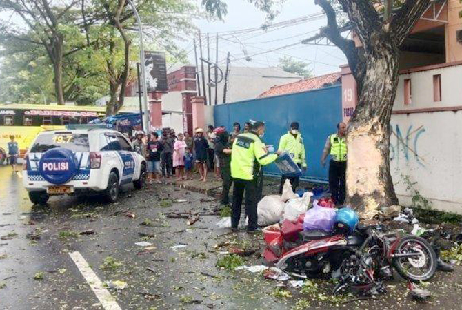 Sejumlah petugas Satlantas Polres Cirebon Kota saat menangani kecelakaan lalu lintas di Jalan Kapten Samadikun, Kota Cirebon, Rabu (8/3). (ISTIMEWA DOK. SATLANTAS POLRES CIREBON KOTA)