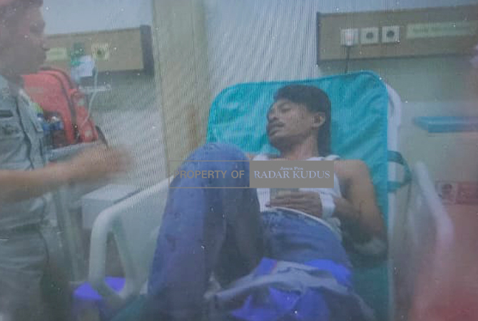 TERBARING: Suhartono, kernet bus Wiji Lestari dirawat di RSUD dr. Soetrasno Rembang. (WISNU AJI/RADAR KUDUS)