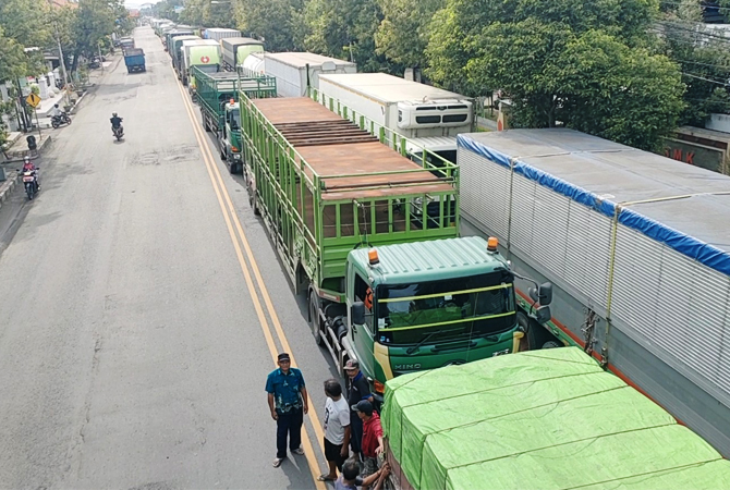 PARAH: Kemacetan di Jalan Pantura Rembang hingga ke Juwana. (WISNU AJI/RADAR KUDUS)