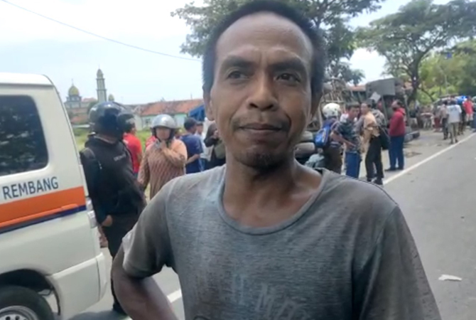 SAKSI: Sugiyono menceritakan detik-detik setelah kecelakaan bus vs truk di Pantura Rembang pada Jumat (10/3). (WISNU AJI/RADAR KUDUS)