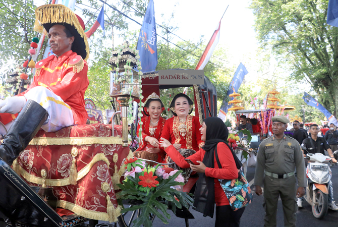 NAIK KERETA KENCANA: Bupati Grobogan Sri Sumarni ikut dalam rombongan boyong grobog dari Kelurahan/Kecamatan Grobogan menuju pendapa di Kecamatan Purwodadi kemarin. (DONNY SETYAWAN/RADAR KUDUS)