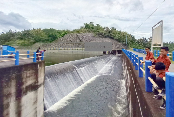 MULAI STABIL: Warga melihat kondisi air di Waduk Lodan, Kecamatan Sarang yang telah mulai stabil, Kamis (2/3). (VACHRI RINALDY L/RADAR KUDUS)