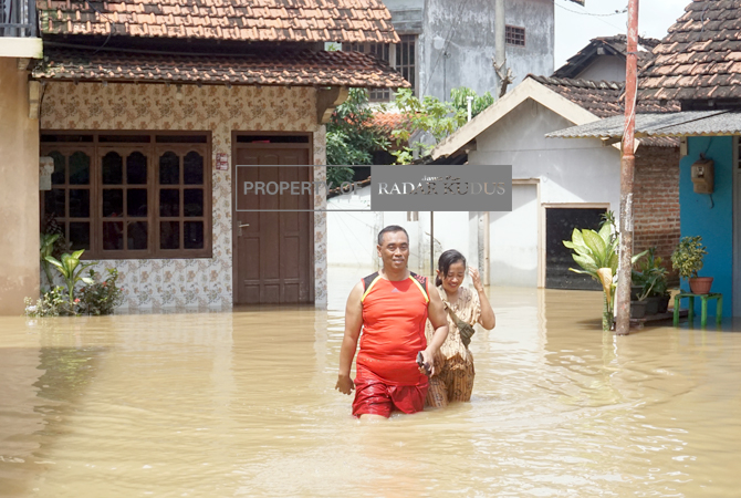 Banjir parah yang terjadi di wilayah Kabupaten Pati pada penghujung tahun 2022 hingga awal tahun 2023 ini perlu penanganan pusat. (ACHMAD ULIL ALBAB/RADAR KUDUS