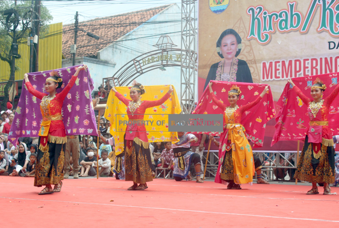 MERIAH: Peserta kirab menampilkan budaya dalam bentuk tarian, barongan, kostum, hingga sandiwara sesuai kearifan masing-masing kecamatan kemarin. (EKO SANTOSO/RADAR KUDUS)
