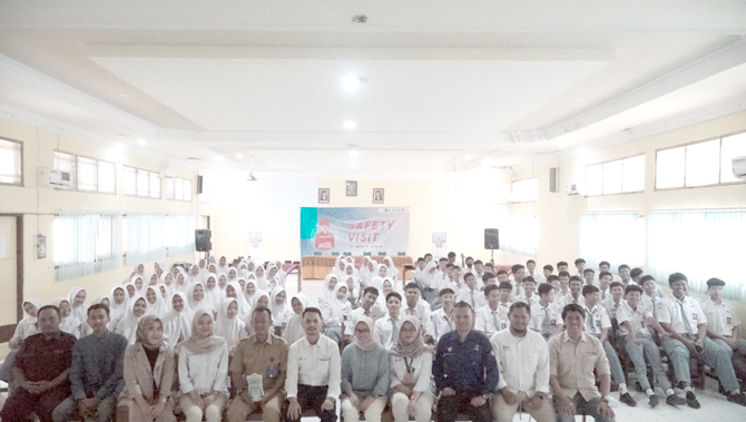 SINERGI: Tim HSE PLTU Tanjung Jati B bersama siswa SMK 3 Jepara sosialisasi K3 serta operasional bisnis PLN di aula SMKN 2 Jepara Senin (20/3). (PLTU TANJUNG JATI B FOR RADAR KUDUS)