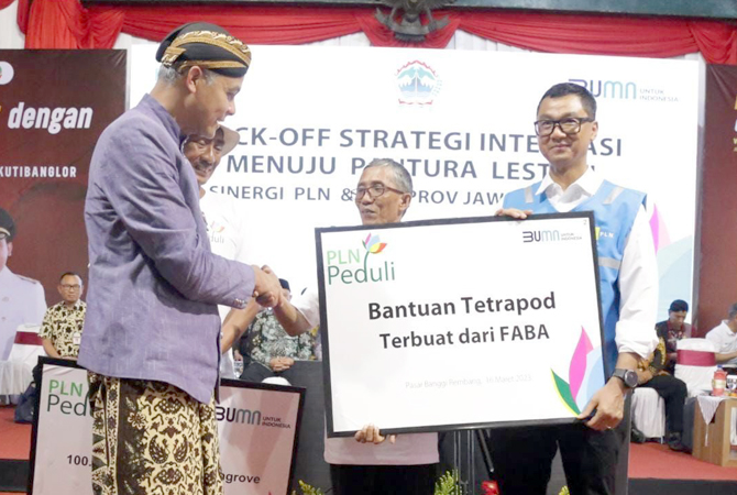 PERBAIKI LINGKUNGAN: Simbolis serah terima tetrapod berbahan FABA sebagai penahan gelombang di Pantura Jawa Tengah dari Dirut PLN Darmawan Prasodjo (kanan) kepada Gubernur Jateng Ganjar Pranowo (kiri). (PLN FOR RADAR KUDUS)