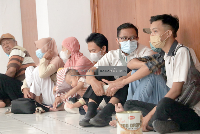 MINTA KEJELASAN: Sejumlah warga Perumahan Graha Alka Kudus duduk lesehan di kantor Setda Kudus untuk menanyakan kejelasan nasib rumah yang dibelinya, Kamis (30/3). (DONNY SETYAWAN/RADAR KUDUS)