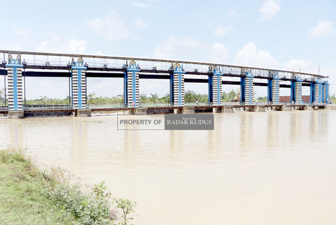 NORMALISASI BENDUNG WILALUNG: Perlu adanya normalisasi untuk mengembalikan bentangan sungai sesuai pada zaman kolonial dulu yang jaraknya 100 meter. (DONNY SETYAWAN/ RADAR KUDUS)
