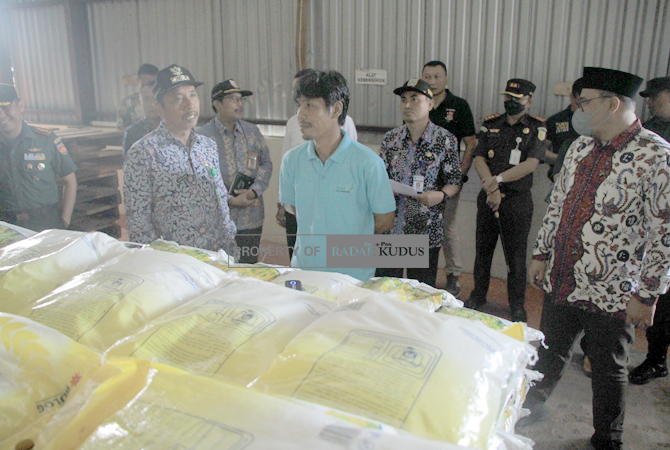 MARAH: Bupati Rembang, Abdul Hafidz bersama Forkopimda saat melakukan pemantauan harga barang kebutuhan pokok dan barang penting di gudang Bulog Rembang pada Rabu (29/3). (WISNU AJI/RADAR KUDUS)