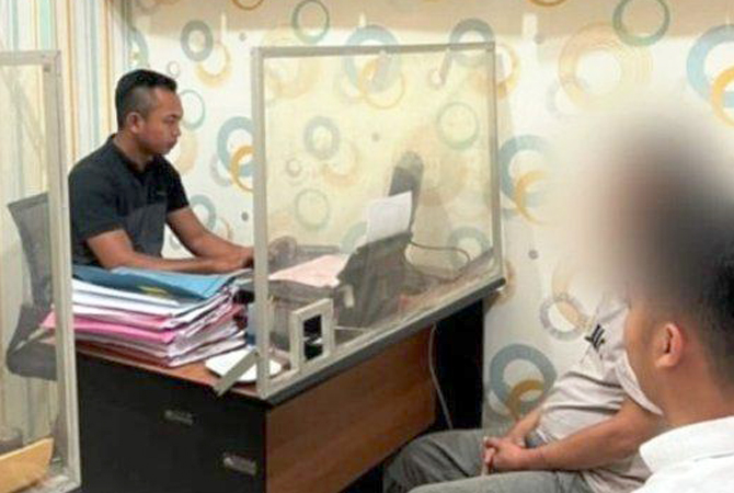 Satreskrim Polresta Banyumas saat mengamankan dan memeriksa ZA, 53, warga Desa Langgongsari, Kecamatan Cilongok, Kabupaten Banyumas karena melakukan pencabulan terhadap anak tirinya sendiri, Senin (6/3). (Polresta Banyumas)