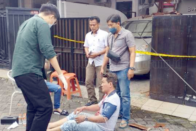 Cerodion Tri Surya, menjadi korban ledakan gas elpiji 12 kg yang tiba-tiba meledak di Perumahan Graha Slamet Riyadi Blok B, Jalan Slamet Riyadi, Kelurahan Gayamsari, Rabu (8/3). (M HARIYANTO/JAWA POS RADAR SEMARANG)
