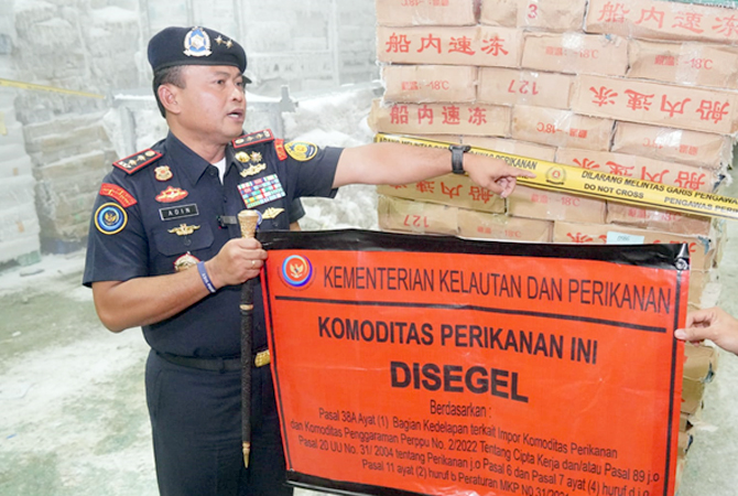 DISEGEL: Ikan salem impor dari Tiongkok yang disegel oleh Kementerian Kelautan dan Perikanan (KKP). (ACHMAD ULIL ALBAB/RADAR KUDUS)