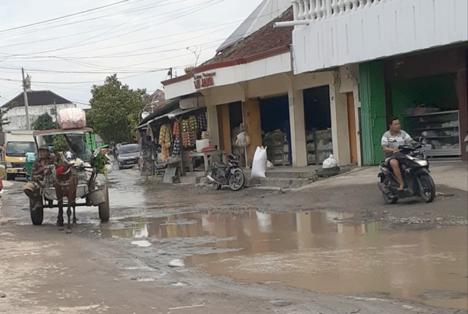 HATI-HATI: Pengendara pelan-pelan saat melintas di area jalan Pasar Gubug.