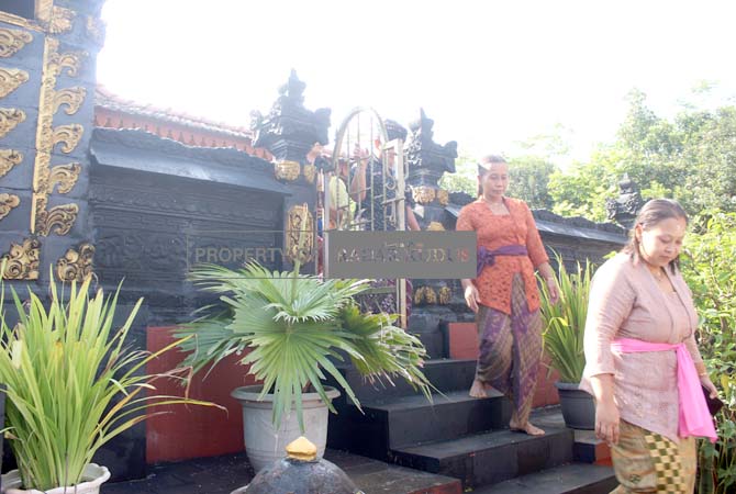 USAI NYEPI: Umat Hindu usai berdoa untuk kerabatnya dan merayakan Hari Raya Tahun Baru 1945 Saka di Pura Dharma Loka, Desa Plajan, Pakis Aji, Jepara, kemarin. (NIBROS HASSANI/JAWA POS RADAR KUDUS)