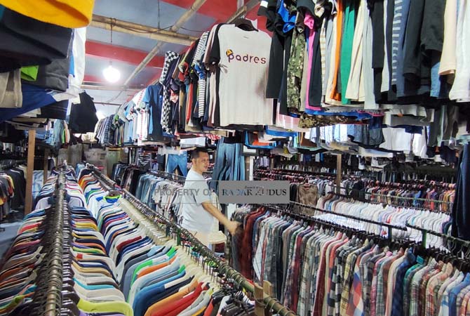 TERANCAM TUTUP: Penjual pakaian impor bekas di Kecamatan Kaliwungu, Kudus, menata dagangannya yang jumlahnya banyak kemarin. (GALIH ERLAMBANG W/RADAR KUDUS)