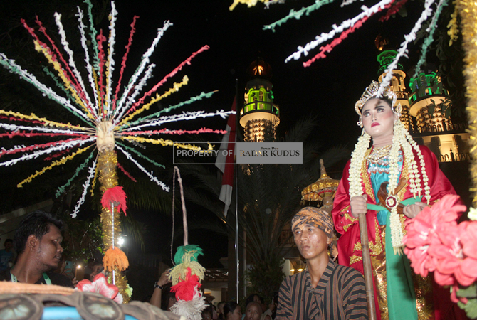 SIMBOL PERJUANGAN: Lakon Ratu Kalinyamat saat diarak di sekitar Desa Kriyan, Kalinyamatan, Jepara, saat kirab Baratan kemarin malam. (NIBROS HASSANI/JAWA POS RADAR KUDUS)