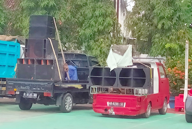 DIAMANKAN: Tiga kendaraan bak terbuka yang membawa sound system ukuran besar diamankan Satlantas Polres Rembang baru-baru ini. (ISTIMEWA)