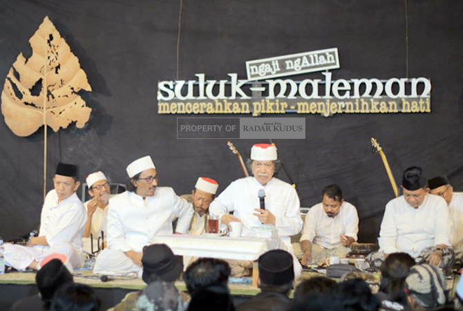 Cak Nun enjadi salah satu pembicara Suluk Maleman pada Minggu (26/2) malam. (ACHMAD ULIL ALBAB/RADAR KUDUS)
