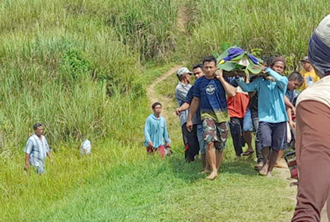 EVAKUASI: Beberapa warga Desa Sitirejo, Tunjungan, tampak membawa mayat Ngadi Sucipto dari sawah untuk dibawa ke rumah duka, Kamis (30/3). (MEGA NANDA FOR RADAR KUDUS)