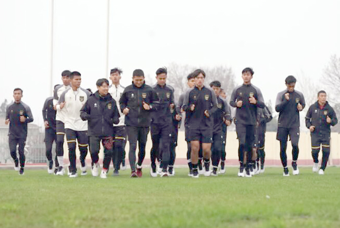 Seluruh pemain langsung menggelar latihan setibanya di Kota Fergana jelang hadapi tuan rumah Uzbekistan. (PSSI)