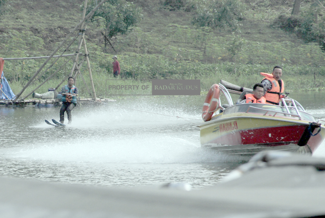 MAIN AIR: Atraksi ski air di Bendungan Logung. (GALIH ERLAMBANG W/Radar Kudus)