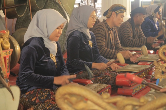 LESTARIKAN TRADISI: Peserta mengikuti lomba karawitan dalam rangka peringatan Hari Kartini di Pendapa Museum Kartini Rembang. (WISNU AJI/RADAR KUDUS)