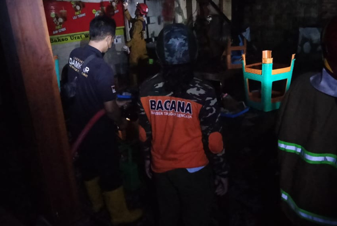 PADAMKAN: Tim petugas pemadam kebakaran berjibaku memadamkan api di rumah makan bakso urat “Wong Solo” di Dusun Waru, Desa Sidorejo, Kecamatan Sedan yang terbakar, Kamis (13/4) sekira pukul 02.30. (DAMKAR REMBANG FOR RADAR KUDUS)