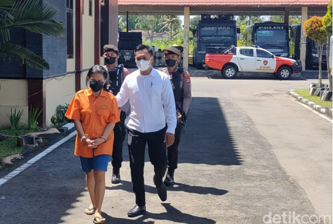 TERSANGKA: Tersangka KW saat dihadirkan dalam jumpa pers di Mapolres Kulon Progo, Selasa (18/4). (DetikJateng)
