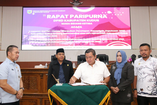 PERLU PERBAIKAN: Komisi di DRPD Kudus menyampaikan hasil rekomendasi LKPJ tahun anggaran 2022 pada agenda paripurna, Selasa (18/4). (DPRD KUDUS FOR RADAR KUDUS)