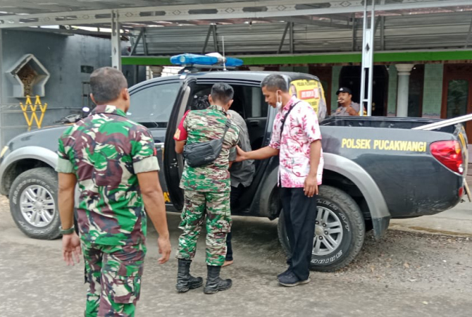 DIAMANKAN: ODGJ warga Desa Karangwotan, Kecamatan Pucakwangi diamankan polisi usai menusuk tiga kali tetangganya baru-baru ini. (POLSEK PUCAKWANGI FOR RADAR KUDUS)