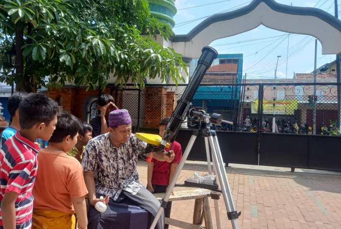 ANTUSIAS: Warga menyaksikan gerhana matahari di Masjid Jami