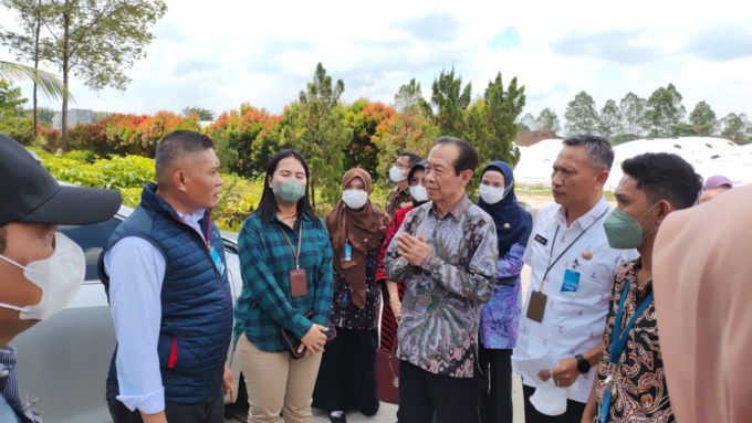 PERLU PENANGANAN: Komisi C DPRD Kudus melakukan sidak pengolahan sampah di Djarum Oasis Rabu (12/4). (GALIH ERLAMBANG W/RADAR KUDUS)