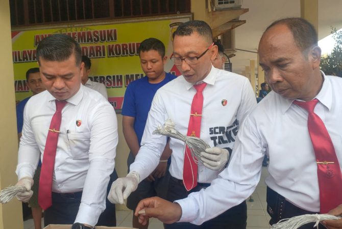 GELAR PERKARA: Petugas Polres Rembang melakukan gelar perkara penjualan bahan peledak mercon yang dilakukan oleh pemuda bernama Dza