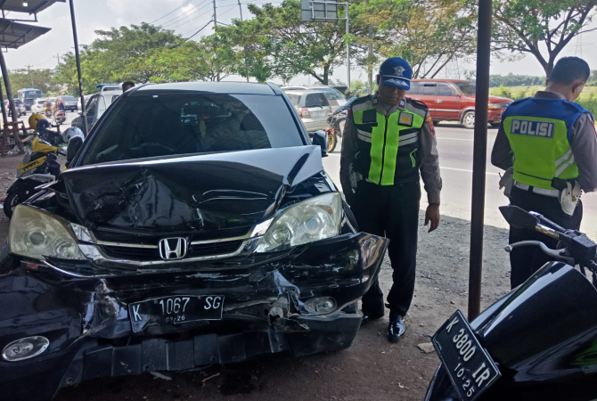 RINGSEK: Mobil CRV ringsek lantaran pengendara kurang konsentrasi yang mengakibatkan terjadi kecelakaan beruntun pada Senin (24/4) pukul 10.15. (UNIT LAKA POLRES KUDUS FOR RADAR KUDUS)