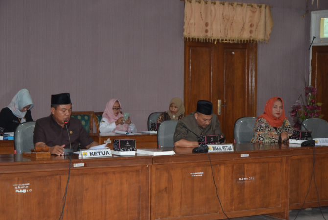 BERI MASUKAN: Ketua Pansus Dua DPRD Grobogan Musapak memimpin rapat kerja Pansus membahas penyusunan rekomendasi DPRD atas LKPJ tahun 2022 Bupati Grobogan. (SIROJUL MUNIR/RADAR KUDUS)