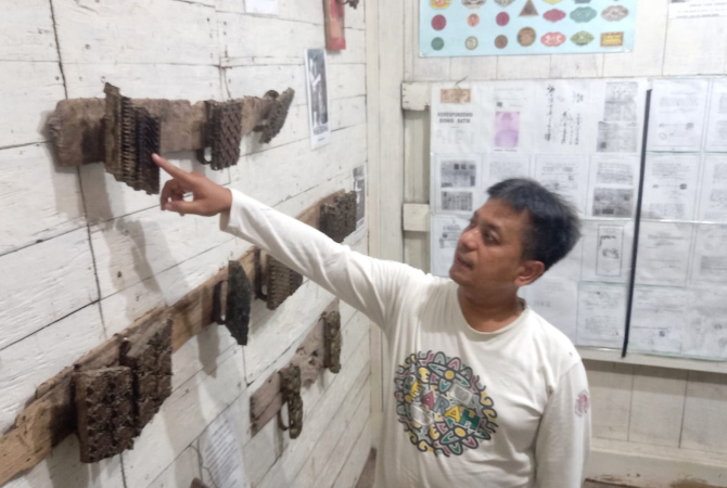 TUNJUKKAN KOLEKSI: Agik NS memperlihatkan barang-barang kuno yang ada di Museum Nyah Lasem. (VACHRI RINALDY L/RADAR KUDUS)