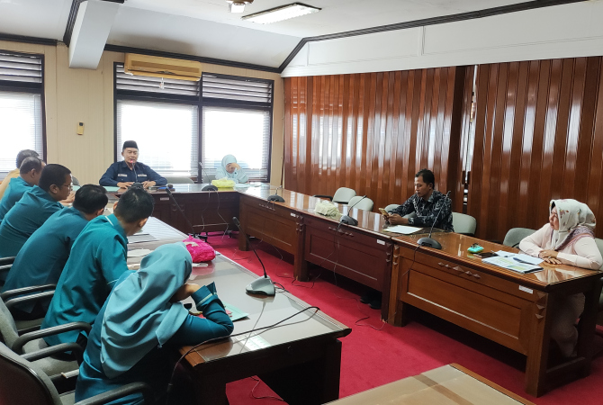 BERI MASUKAN: Komisi D DPRD Kudus menggelar rapat evaluasi dengan RSUD dr. Loekmono Hadi Kudus. (GALIH ERLAMBANG W/RADAR KUDUS)