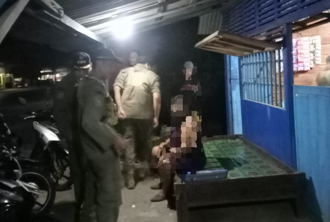 RAZIA: Petugas Satpol PP Rembang merazia warung remang-remang di Desa Kalipang, Kecamatan Sarang baru-baru ini. (SATPOL PP REMBANG FOR RADAR KUDUS)
