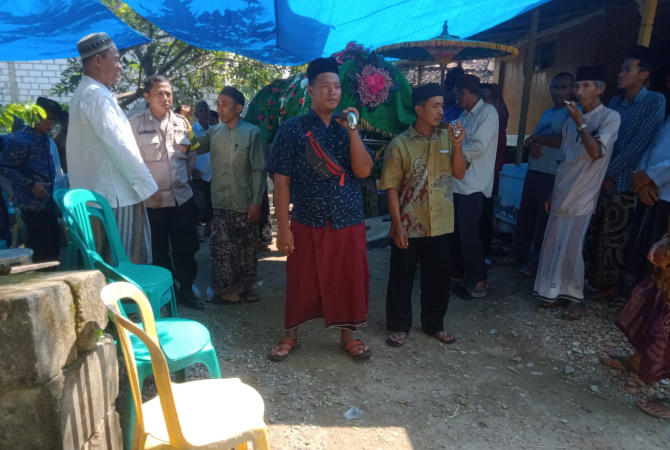 DISEMAYAMKAN: Jenazah Jasman, 50, pengusaha perahu wisata di Pantai Karangjahe disemayamkan pada Senin (24/4). (POLSEK REMBANG FOR RADAR KUDUS)