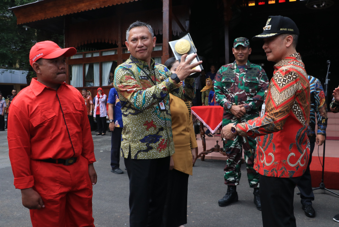 RAIH ADIPURA: Bupati Kudus Hartopo memberikan piala adipura kepada Kepala Dinas PKPLH Kudus Abdul Halil. (DONNY SETYAWAN/RADAR KUDUS)