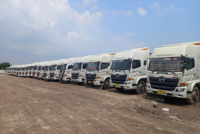 BERJEJER: Kendaraan berat terparkir di kantiong parkir yang ada di wilayah Rembang.