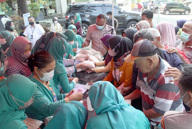Kegiatan pembagian zakat dari jajaran direksi dan seluruh karyawan RS Mitra Bangsa untuk masyarakat. (PEMBAGIAN ZAKAT FITRAH RS MITRA BANGSA PATI)
