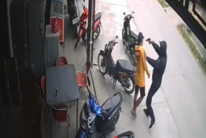 TODONGKAN SENJATA: Video tangkapan layar aksi koboi jalanan di Dusun Ngrumpeng, Desa Putatsati, Grobogan. (EKO SANTOSO/RADAR KUDUS)
