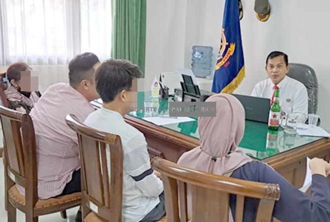 PEMERIKSAAN: Salah satu Warga Negara Asing (WNA) asal Korea diperiksa sebagai buntut viralnya video pesta miras belum lama ini. (ANWAR FOR JAWA POS RADAR KUDUS)