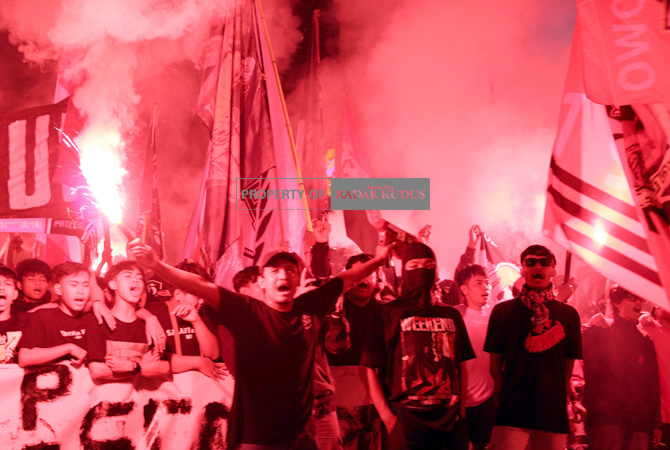 SELAMAT ULANG TAHUN: Para suporter menyalakan flare saat momen peringatan ulang tahun ke-72 Persipa Pati di kawasan Alun-alun Pati. (ACHMAD ULIL ALBAB/RADAR KUDUS)